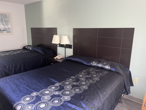 Double queen room, room with 2 queen beds.